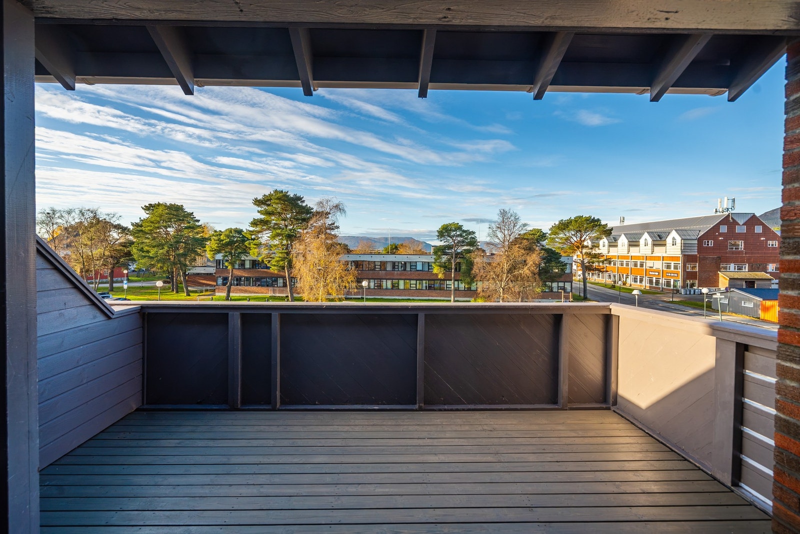 Stor og romslig balkong på hele 13 kvm. Delvis overbygd. Meget gode solforhold. Galleribilde