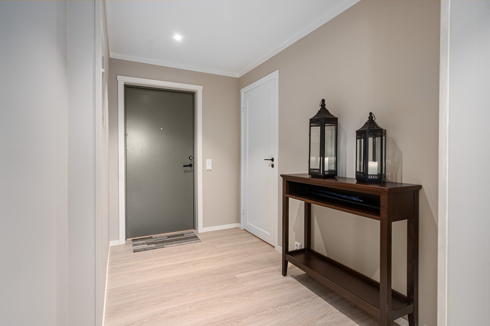 Entré/gang. Spotter i tak. Galleribilde