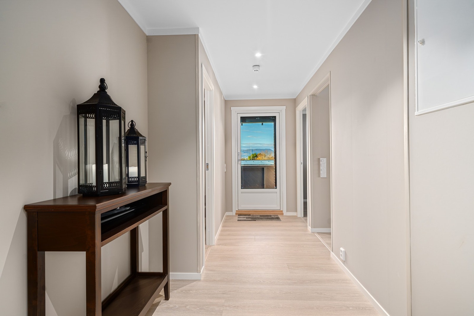 Gang. Etter bildetaking har selger nå satt inn trapp til loftsrom. Galleribilde