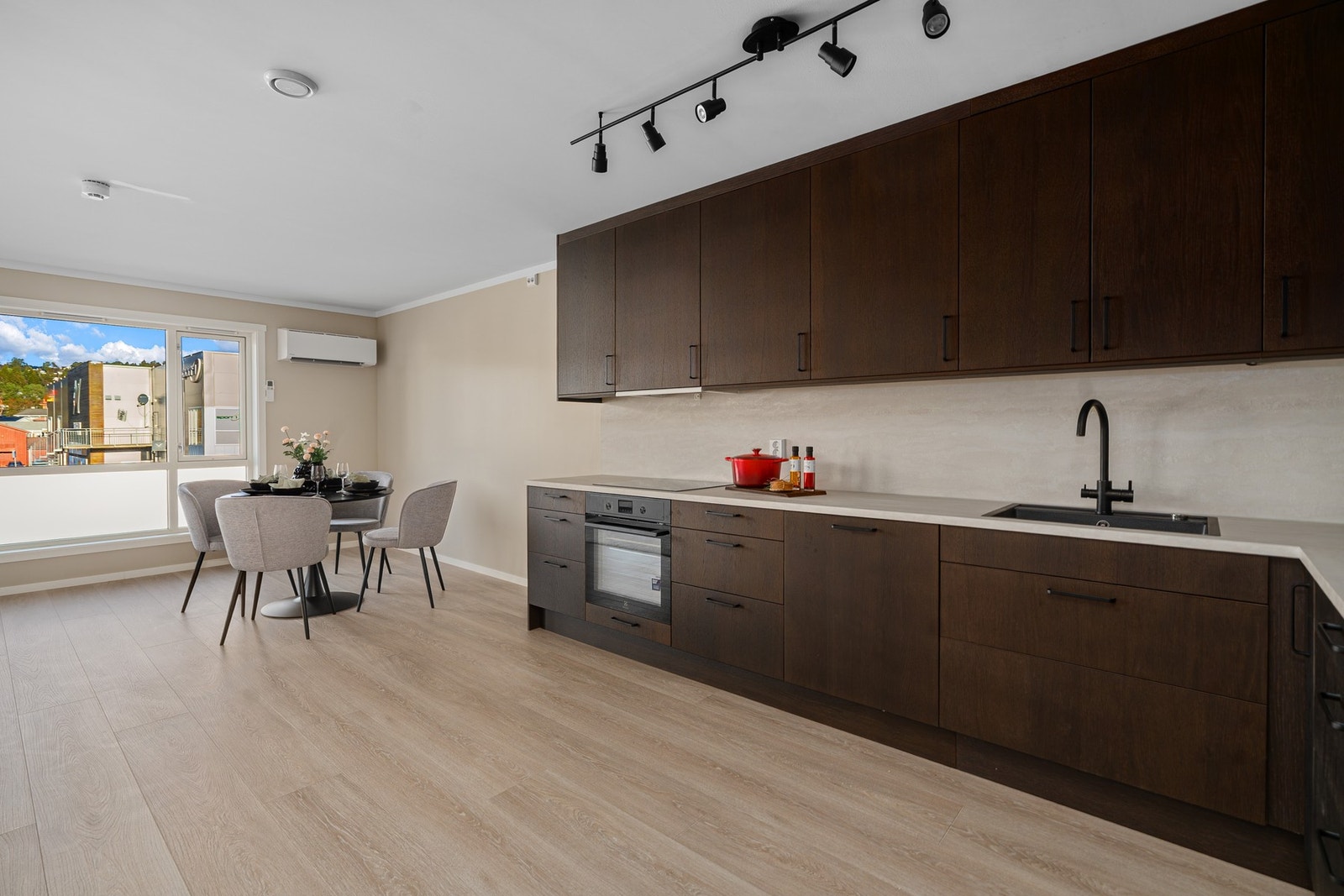 Kjøkken. Masse skap og benkeplass. Galleribilde