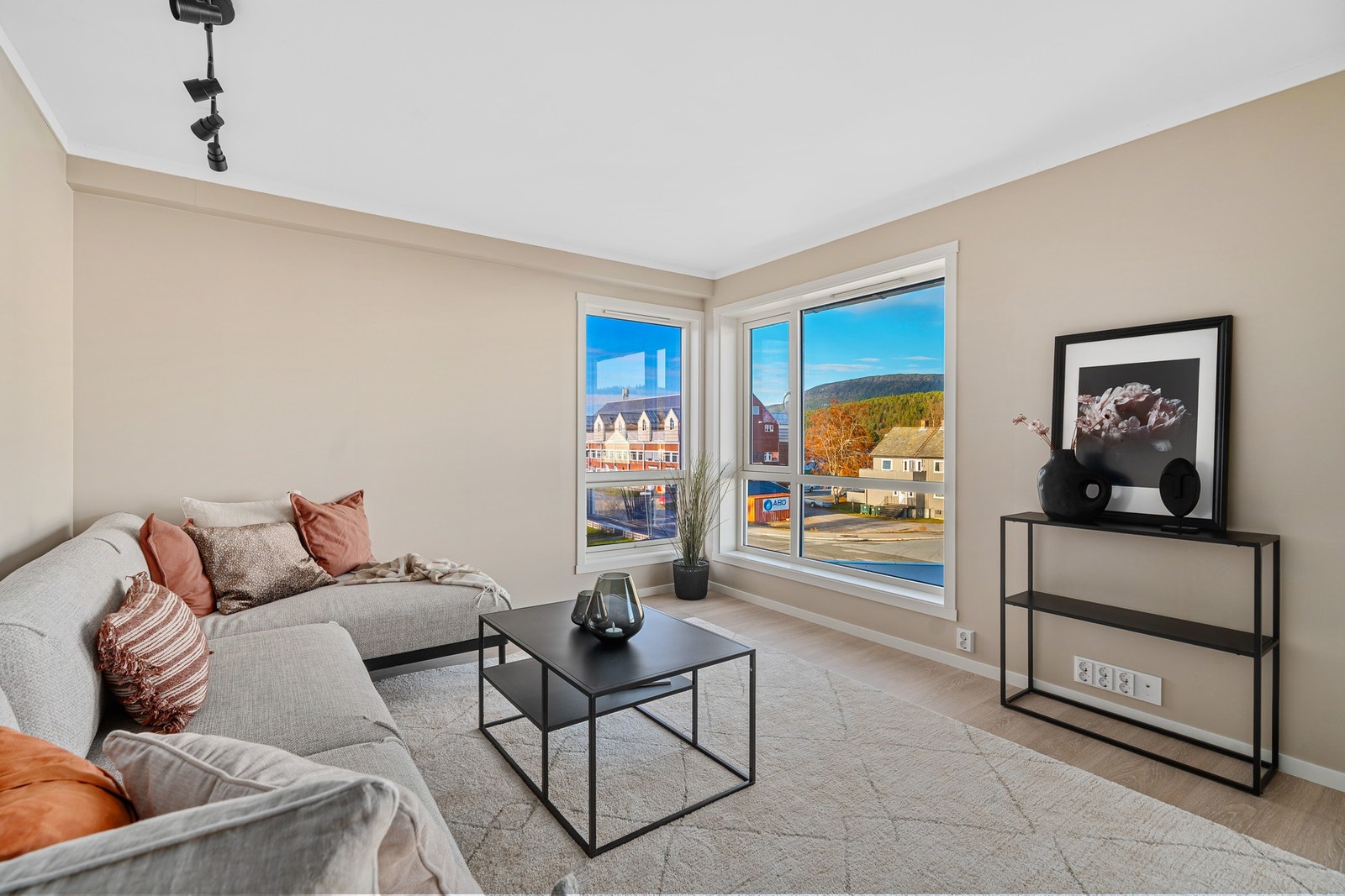 Store vindusflater gir godt med natulig lys inn i rommet. Galleribilde