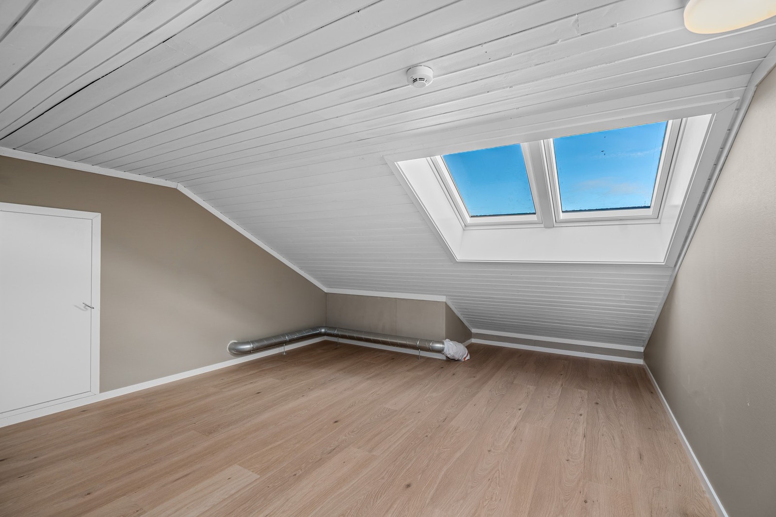 Et kjempstort loftsrom. Her er det masse muligheter og ikke minst, enormt med lagringsplass. Galleribilde