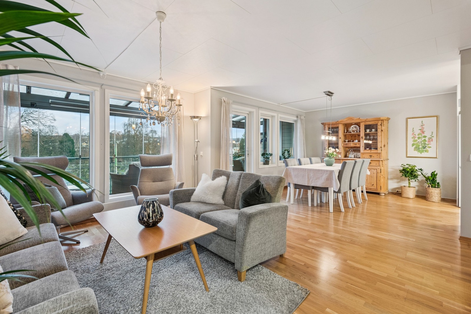 Stuen har store vindusflater som slipper inn godt med naturlig lys. Galleribilde