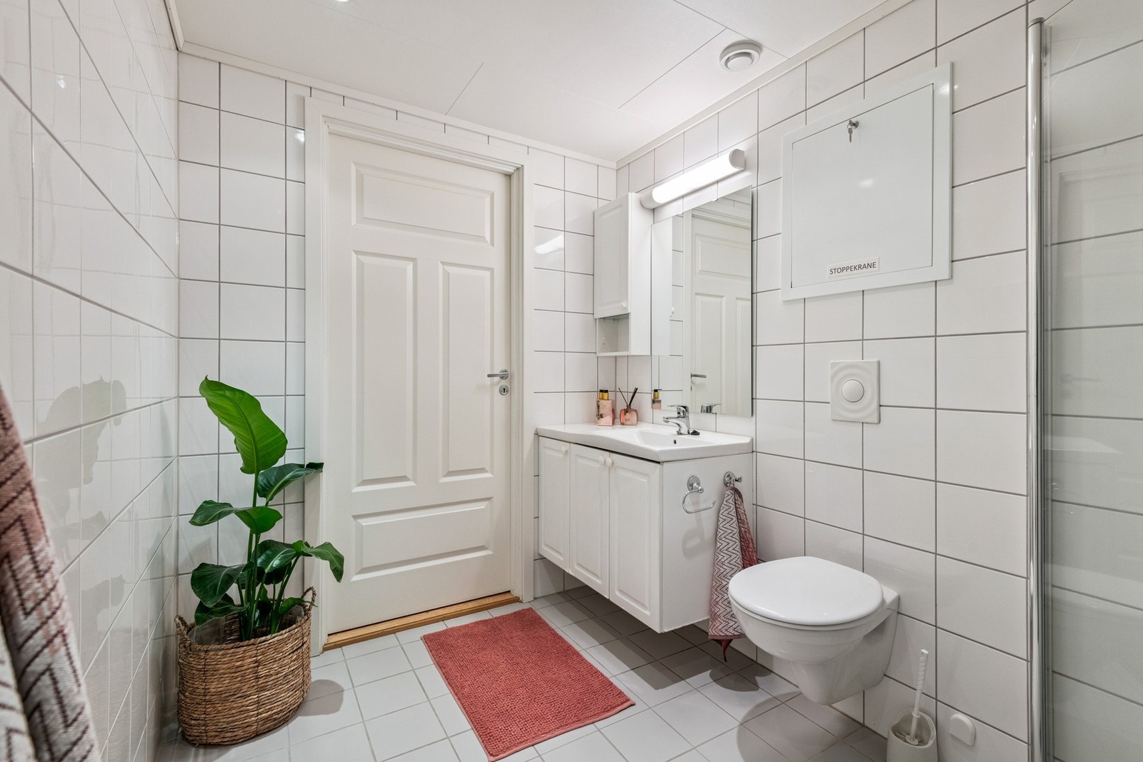 Badet har vegghengt toalett og lys baderoms innredning Galleribilde