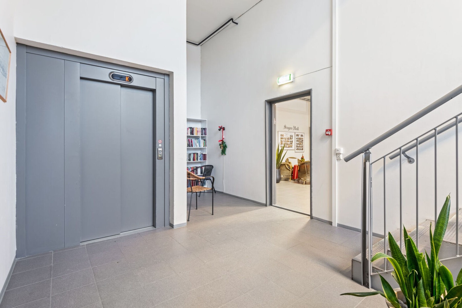 Enkel adkomst mellom etasjene via heis. Galleribilde