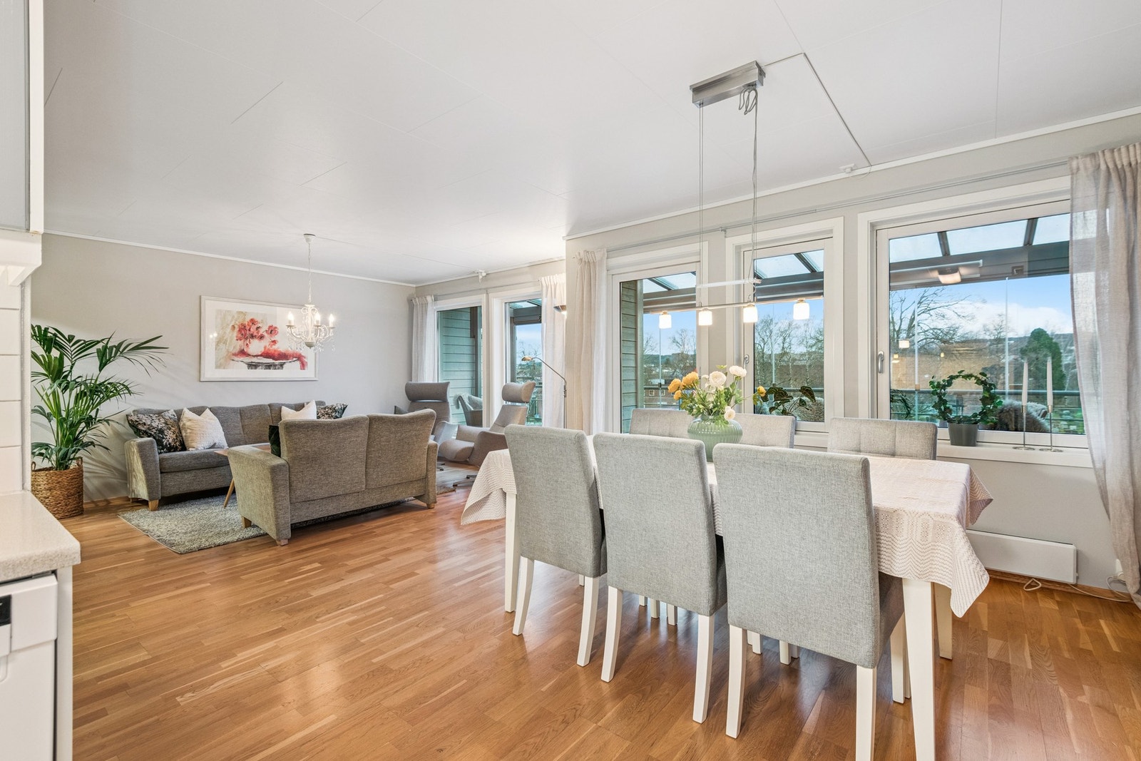 Spisestue/stue Galleribilde