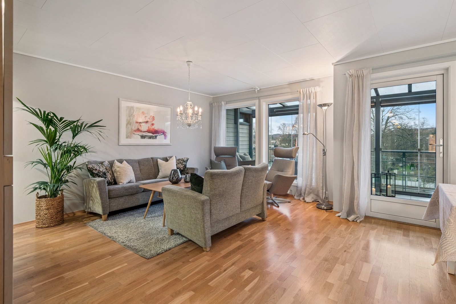 Lys og trivelig stue med plass til sofagruppe og hvilemøbler. Fra stuen har man enkel tilgang til innglasset balkong. Galleribilde