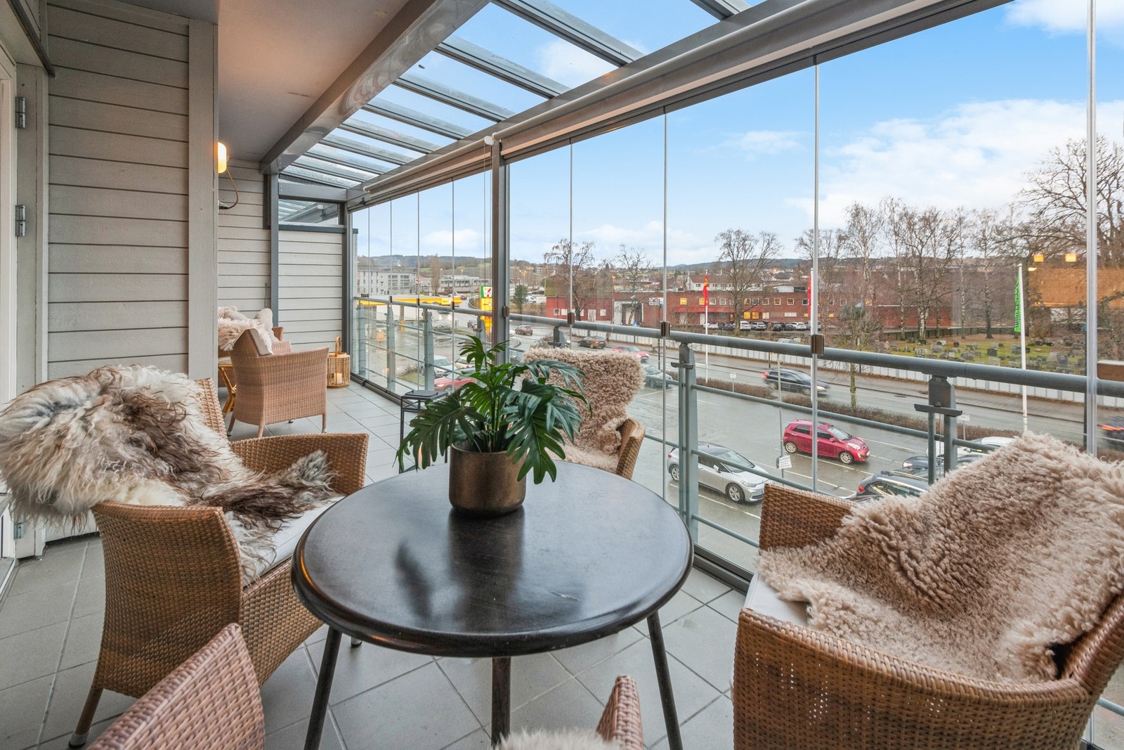 Stor innglasset balkong. Galleribilde