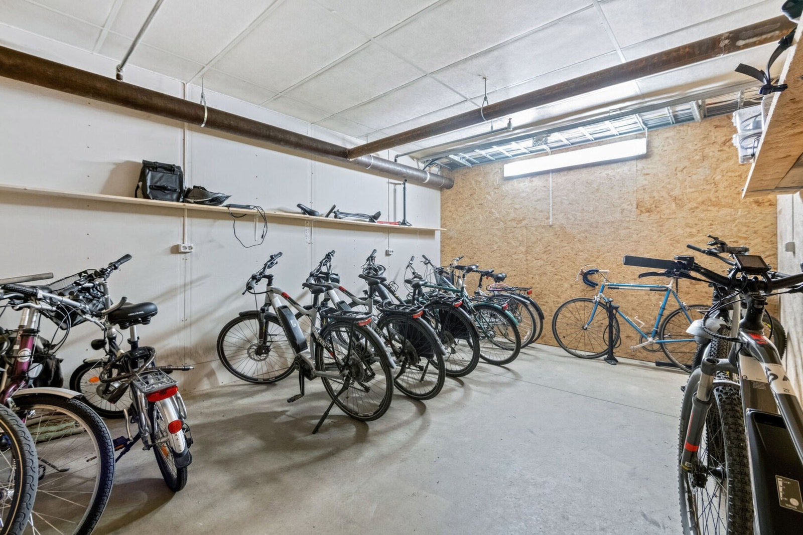 Sykkelparkering i parkeringskjeller. Galleribilde