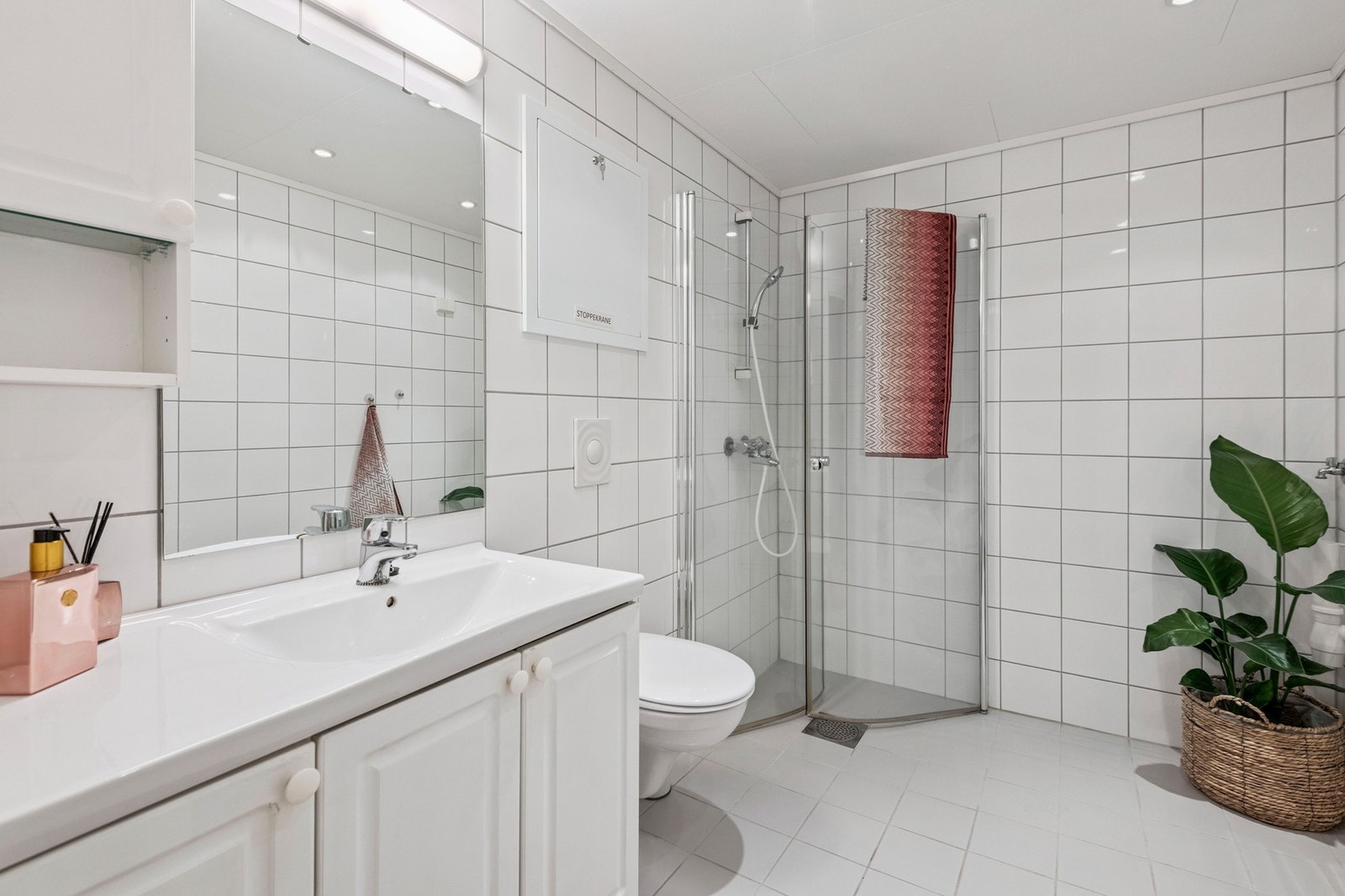 Flislagt bad med varmekabler i gulv. Dusjhjørne med glassvegger som kan foldes inn. Galleribilde