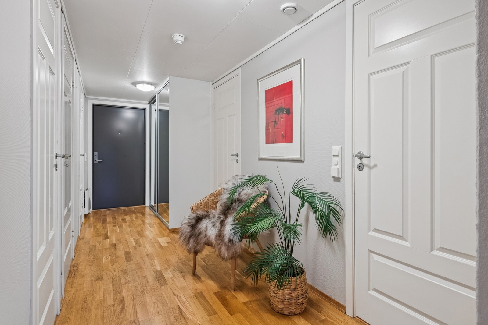 Romslig gang med god plass med skyvedørsgardrobe. Galleribilde