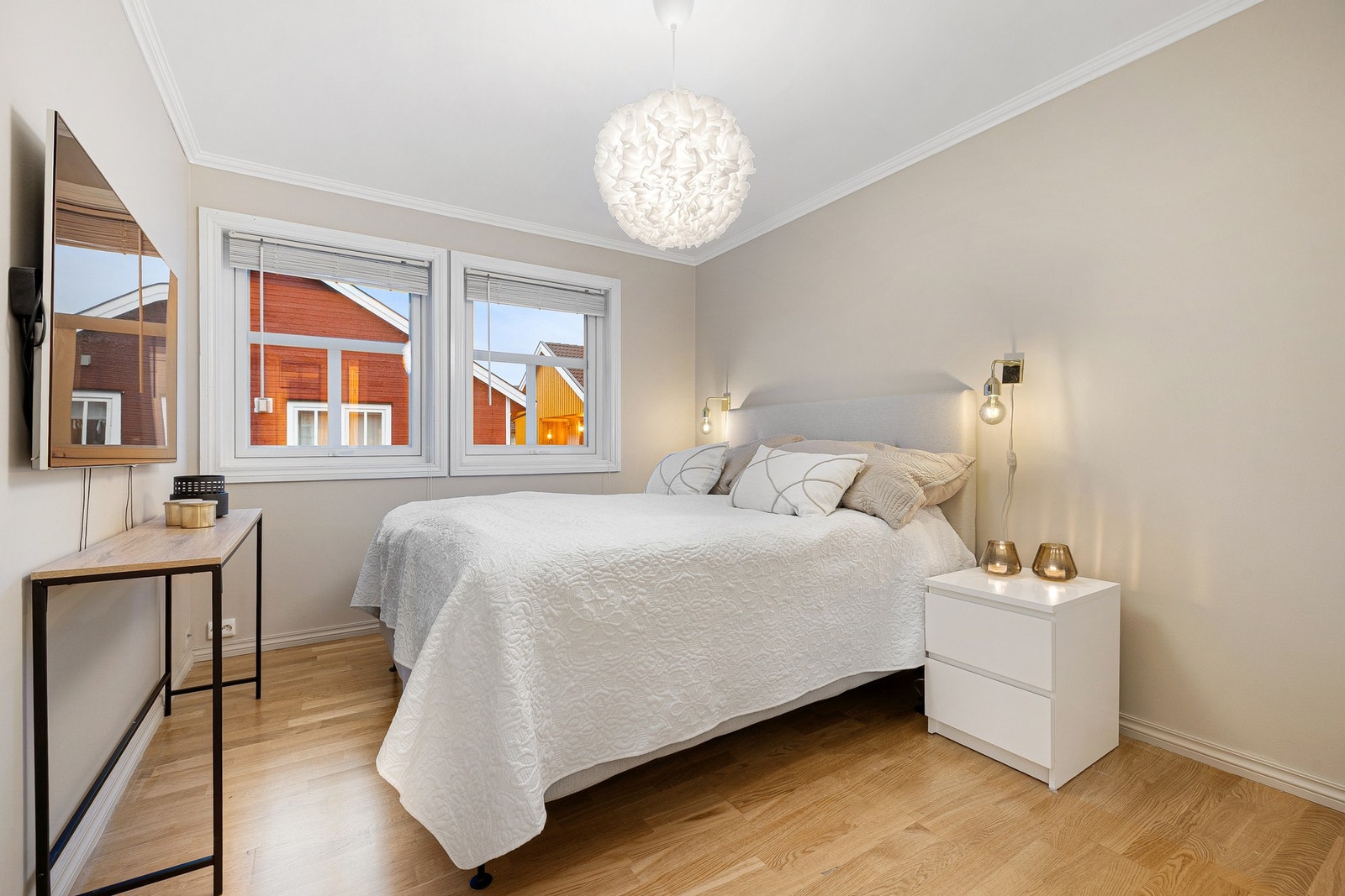 Stort soverom på 11,5 kvm. Her er det god plass til å innrede rommet med en stor seng. Galleribilde