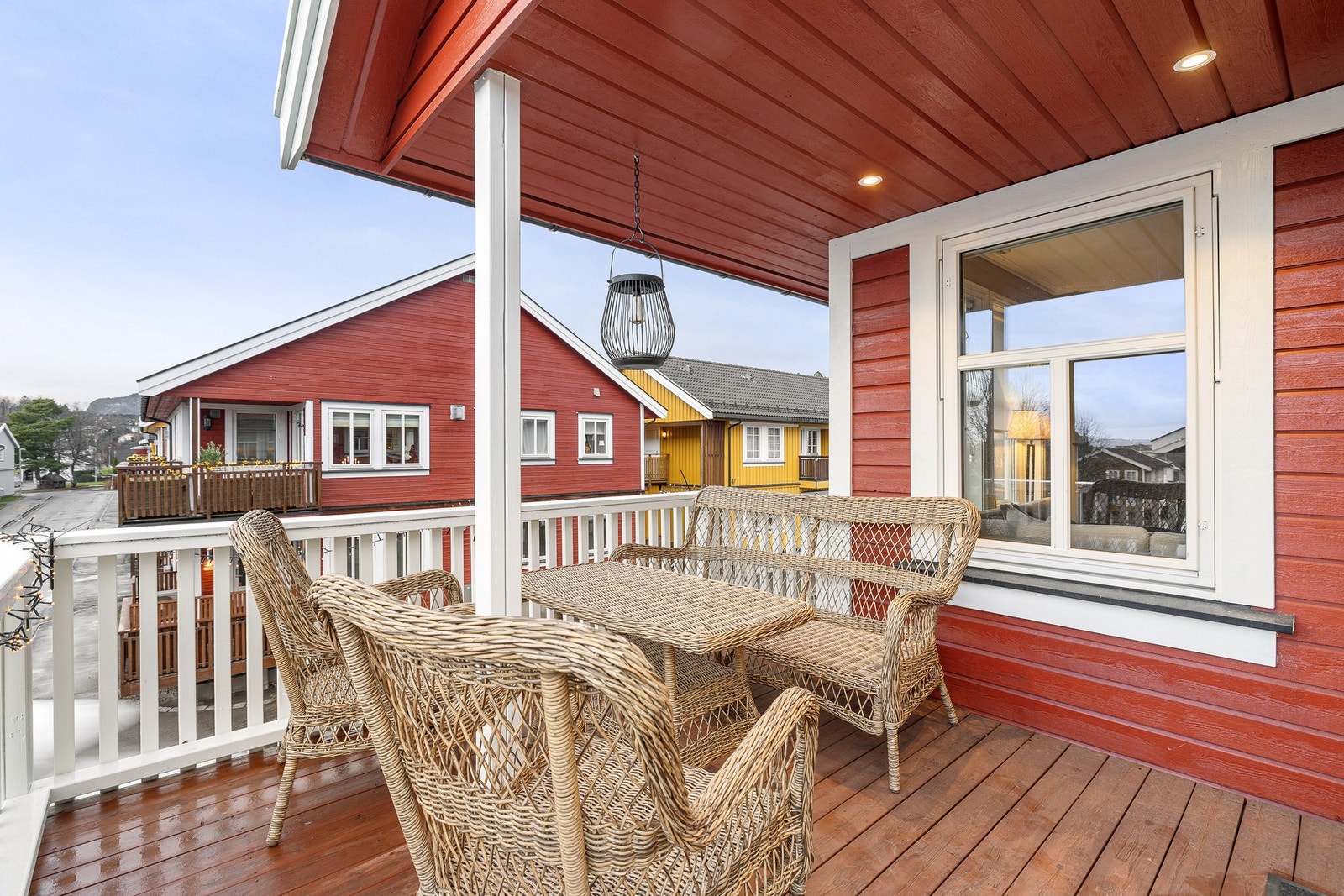 Vestvendt balkong med sol fra morgen til kveld. Balkongen har belysning fra nye spotter i taket. Galleribilde