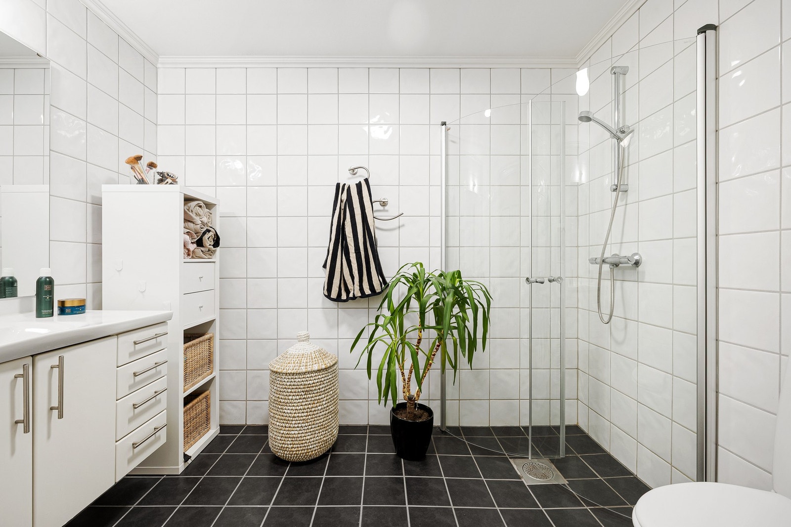 Badet er utstyrt med: wc, servant, servantskap og innfellbare dusjdører. Galleribilde