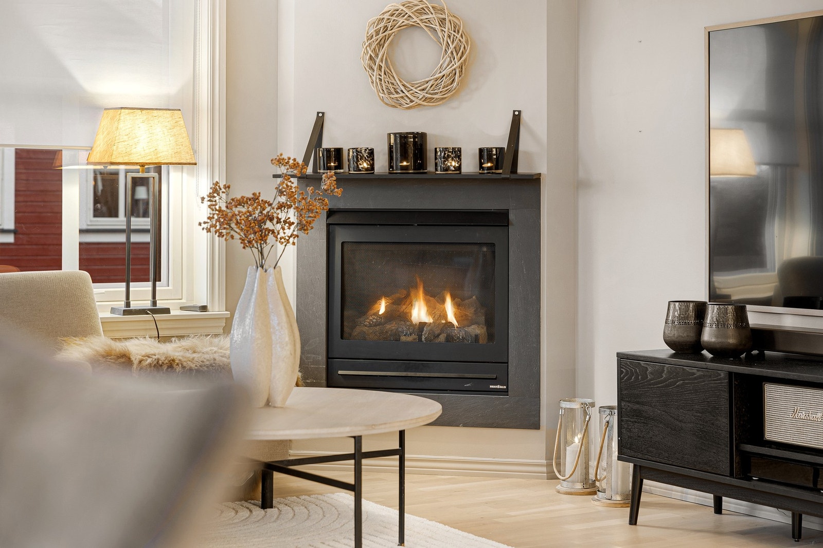 Gasspeis i stue som sørger for lun atmosfære i rommet. Galleribilde