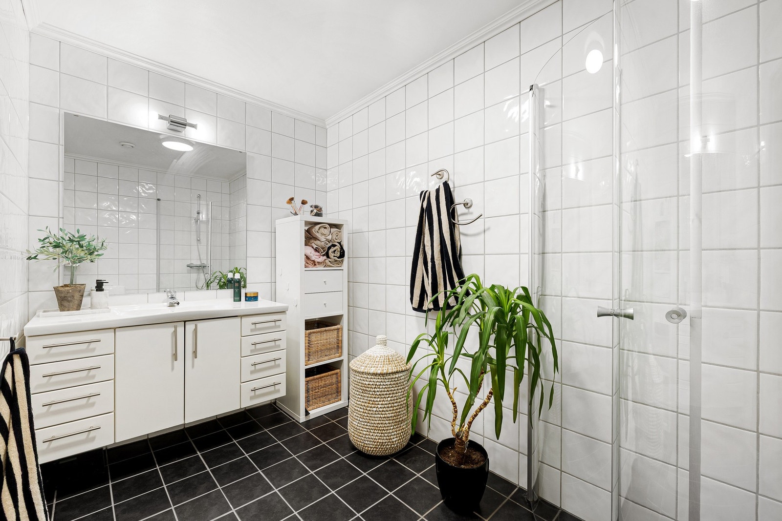 Helfliset bad på 5 kvm med behagelig gulvvarme. Galleribilde