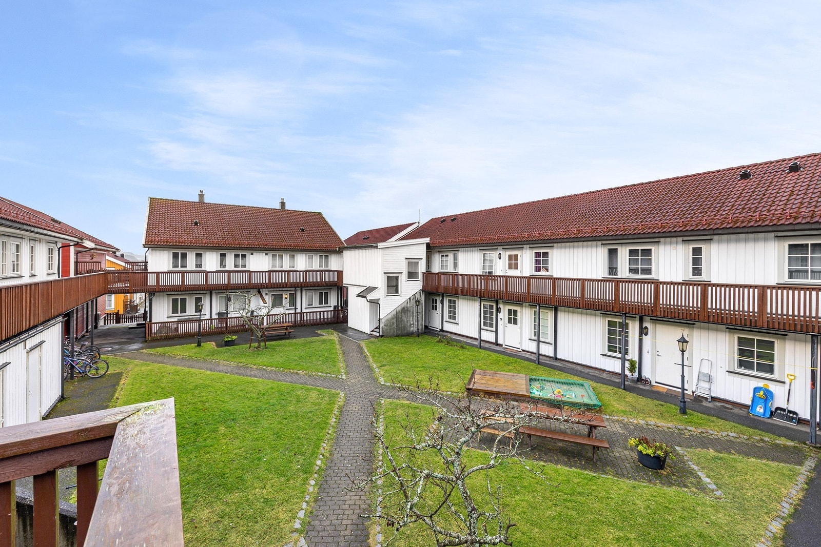 Boligen ligger i et veletablert og familievennlig nabolag i Husbyhagen. Det er to lekeplasser rett utenfor boligen. Galleribilde