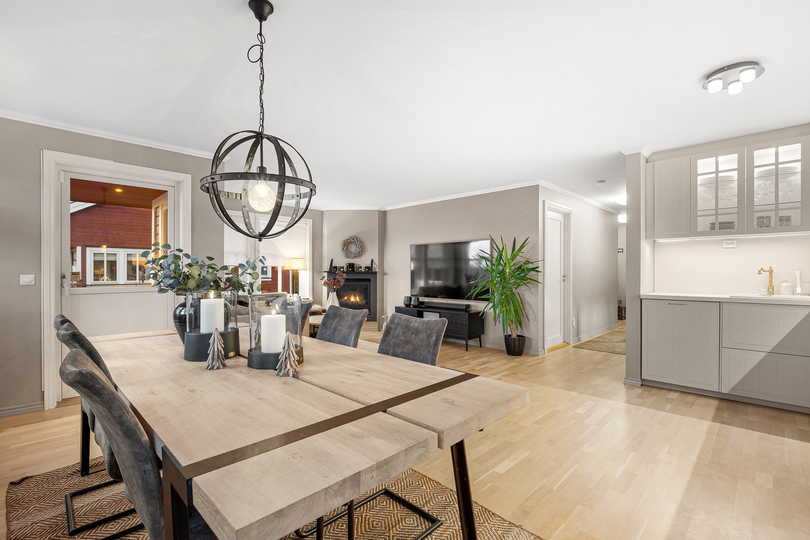 God plass til et stort spisebord med plass til hele familien. Galleribilde