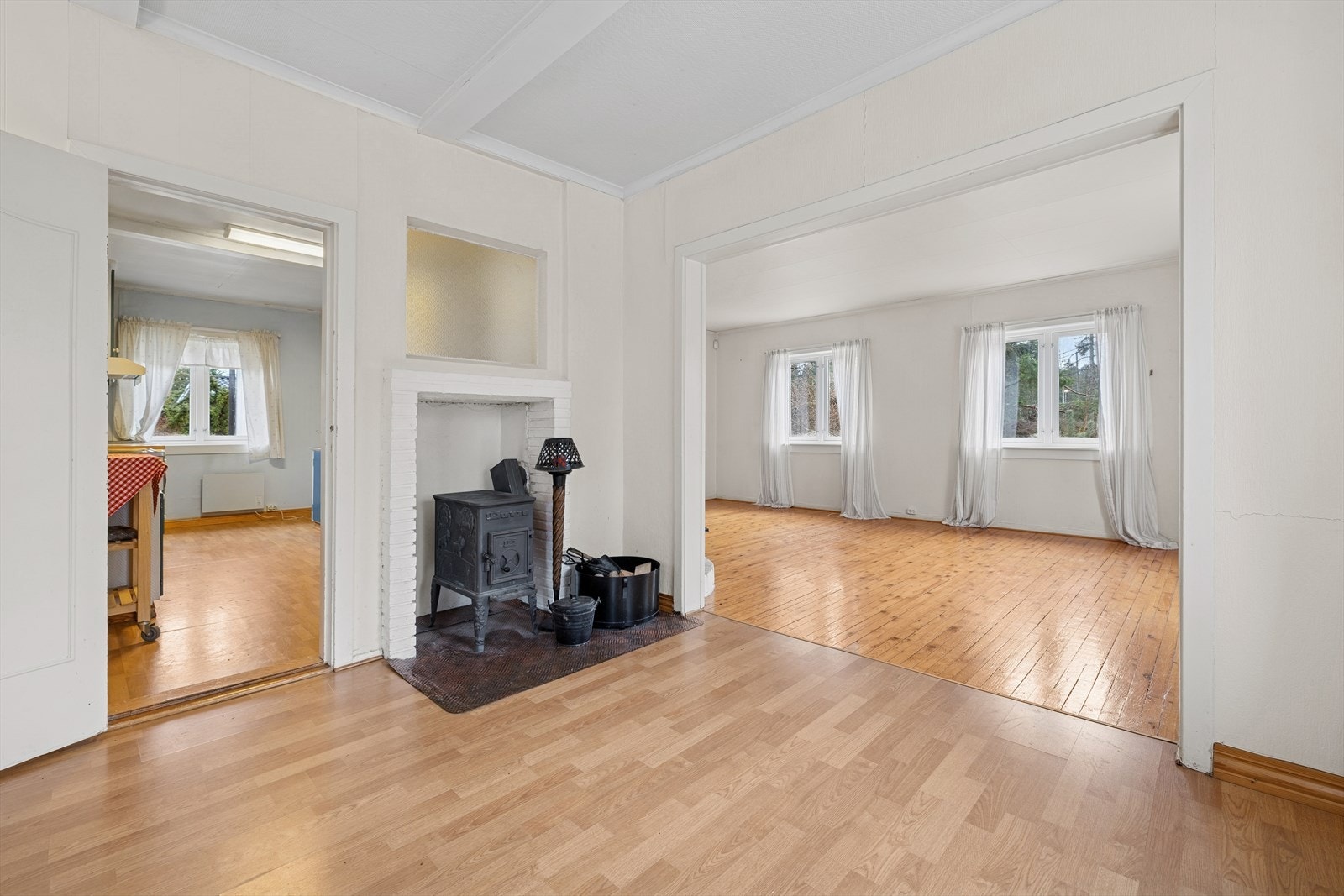 I stuen finner du to peisovner, én i hver sone, som tilfører varme og skaper en lun atmosfære når dagene blir kjølige. Galleribilde