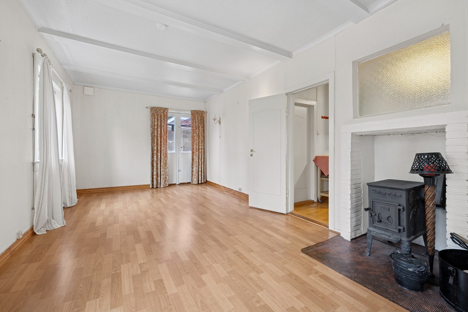 Fra stuen har du direkte utgang til en sydvestvendt terrasse på ca. 35 kvm, som fungerer som en naturlig forlengelse av oppholdsrommet. Galleribilde