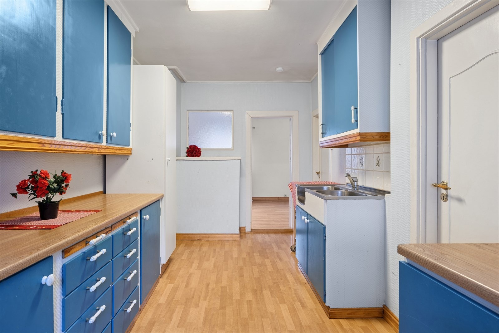 Kjøkkenet er av eldre dato, men har en funksjonell løsning med slette fronter, laminerte skrog og benkeplater i laminat. God skap- og benkeplass gir praktiske oppbevaringsmuligheter og rom for matlaging. Galleribilde