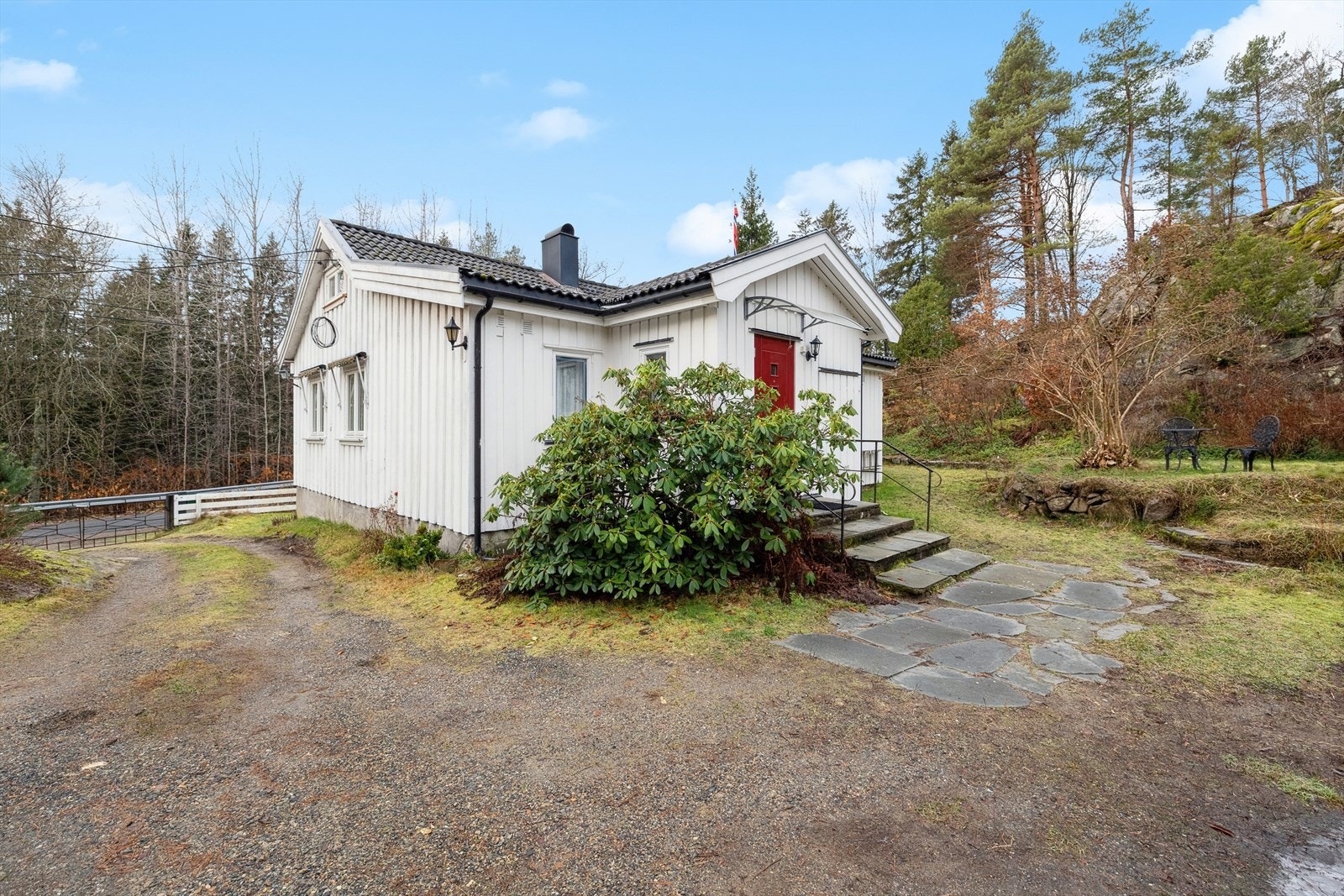 Parkering på gårdsplassen gir enkel og praktisk adkomst til boligen. Galleribilde