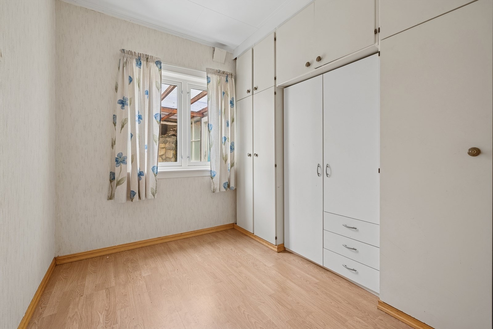 Soverom 2 har god plass til dobbeltseng og er utstyrt med et praktisk garderobeskap. Galleribilde