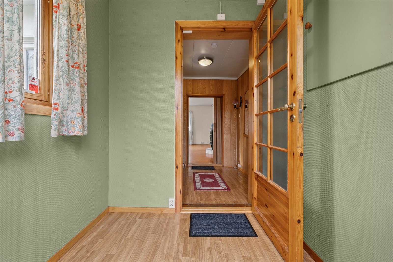 Velkommen inn ønskes av en lys og romslig gang med god plass til å sette fra deg skoene. Galleribilde