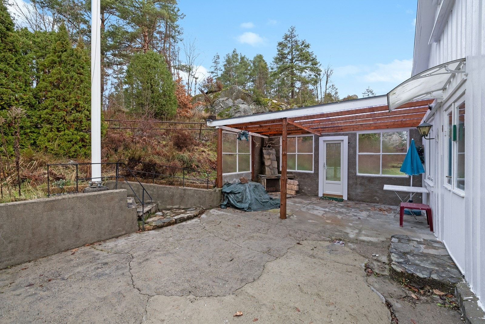 Overbygget på terrassen gir deg muligheten til å nyte uteplassen i all slags vær. Galleribilde