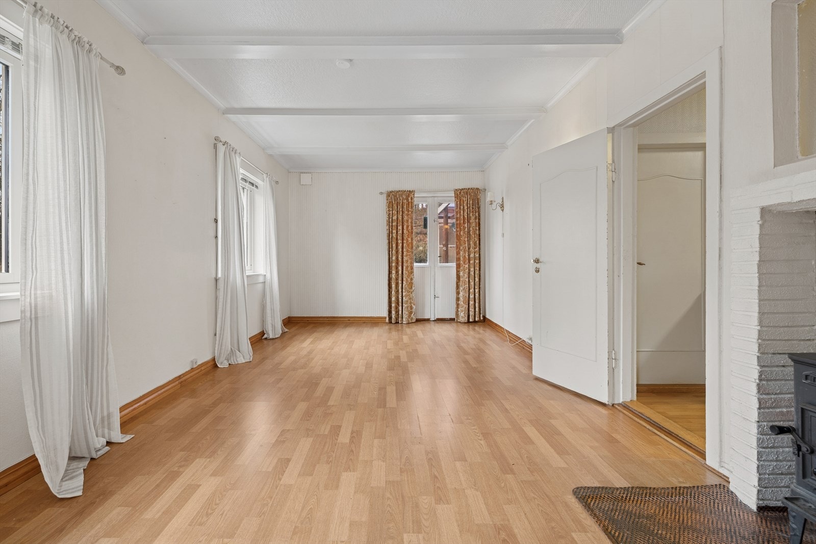 Lys og romslig spisestue med god plass til stort spisebord. Perfekt for hyggelige måltider og sosiale sammenkomster. Galleribilde