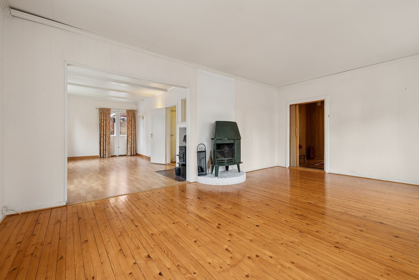 Stuen er av svært god størrelse og er delt inn i to soner, med mulighet for spisestue i den ene delen og TV-krok i den andre. Galleribilde