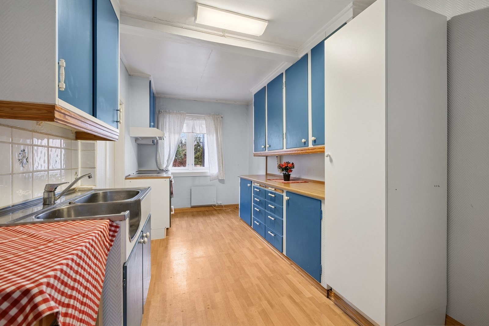 Kjøkkenrommet er av god størrelse og har en lys og hyggelig atmosfære, takket være de lyse fargene og vindusflaten som slipper inn rikelig med naturlig lys. Galleribilde