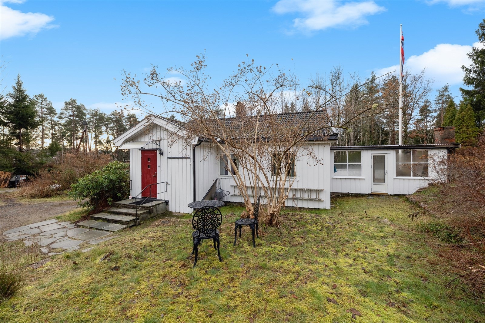 Uteområdet har godt potensial for å skape en trivelig hage eller uteplass. Galleribilde