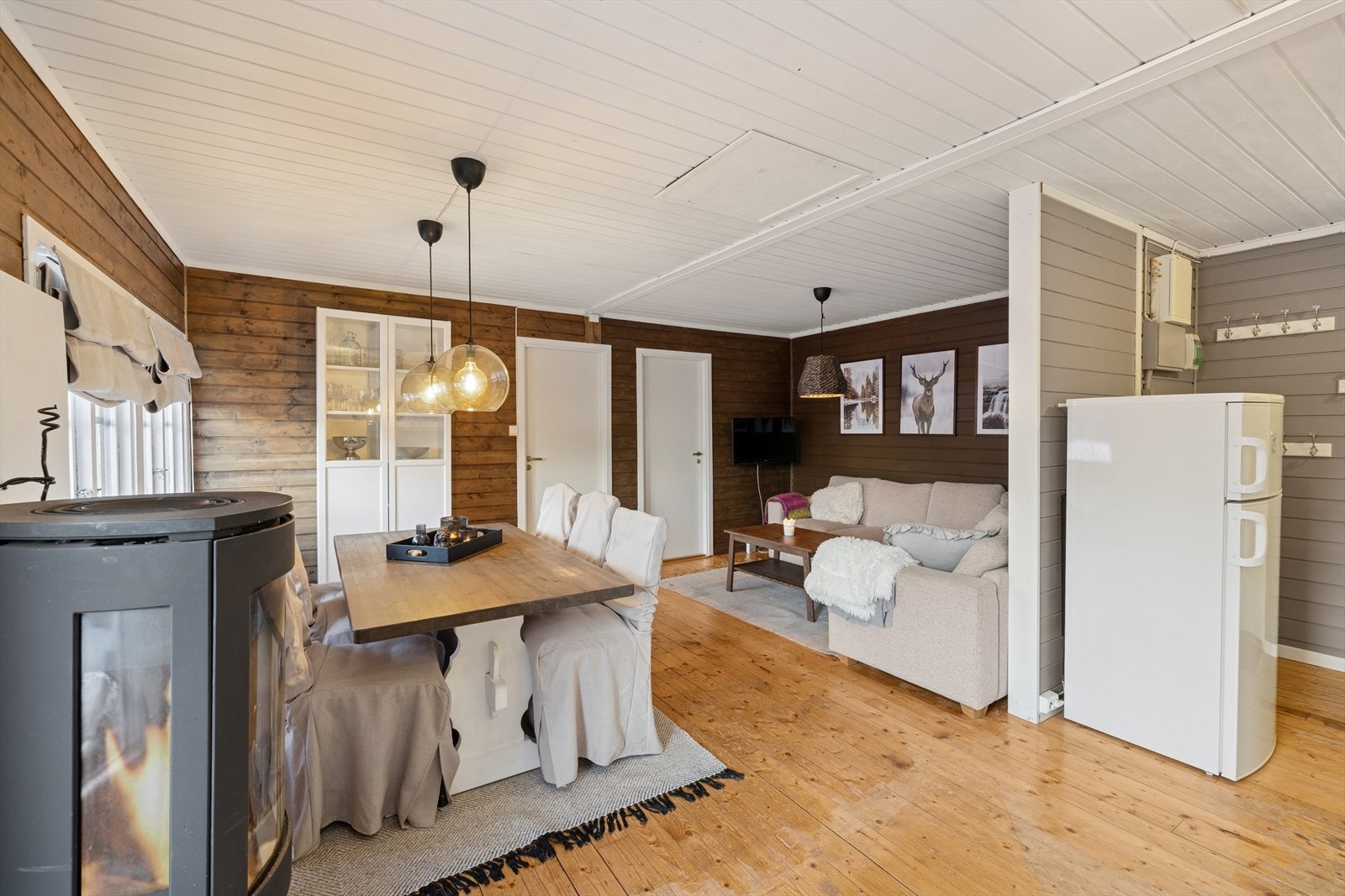 Kjøkkenet er utformet i en åpen og sosial løsning mot stuen, som gir en luftig romfølelse og gode soner for både hverdagsliv og samvær. Galleribilde