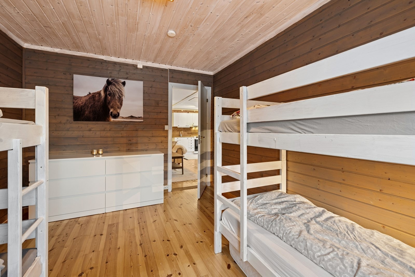 Soverommet har god plass til garderobeskap, og gir praktiske oppbevaringsmuligheter samtidig som rommet oppleves luftig og innbydende. Galleribilde