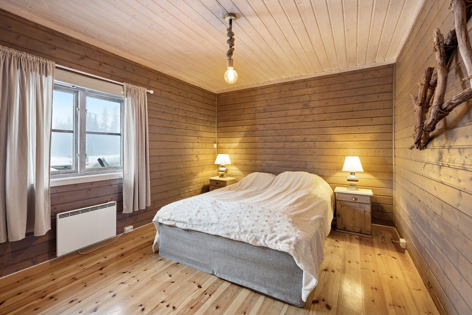 Trivelig og lyst soverom med behagelig innslipp av naturlig lys og fin utsikt mot omgivelsene. Galleribilde