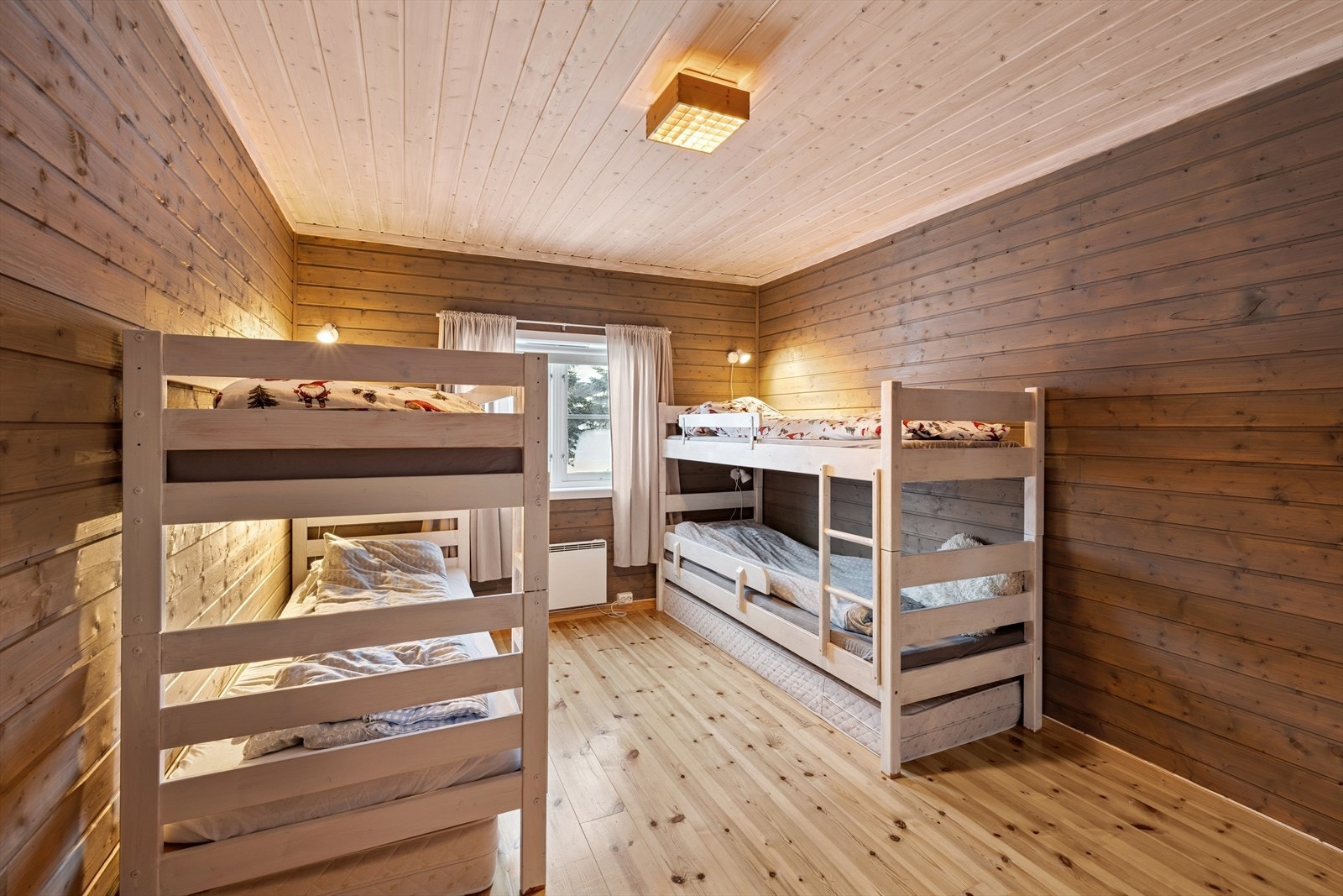 Soverom II har en god størrelse og er i dag innredet med to køyesenger, og egner seg svært godt som gjesterom eller ekstra soveplass for familie og besøkende. Galleribilde