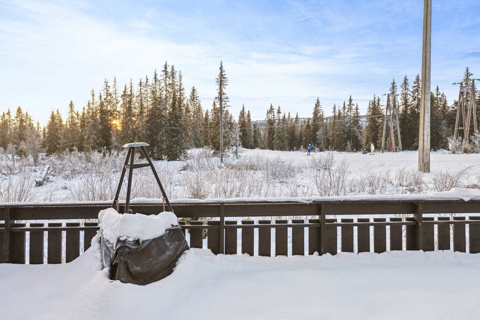 Terrassen byr på hyggelig utsikt mot skiløypa, og herfra kan du enkelt spenne på deg skiene rett utenfor hyttedøren! Ideelt for vinteraktiviteter og naturopplevelser! Galleribilde