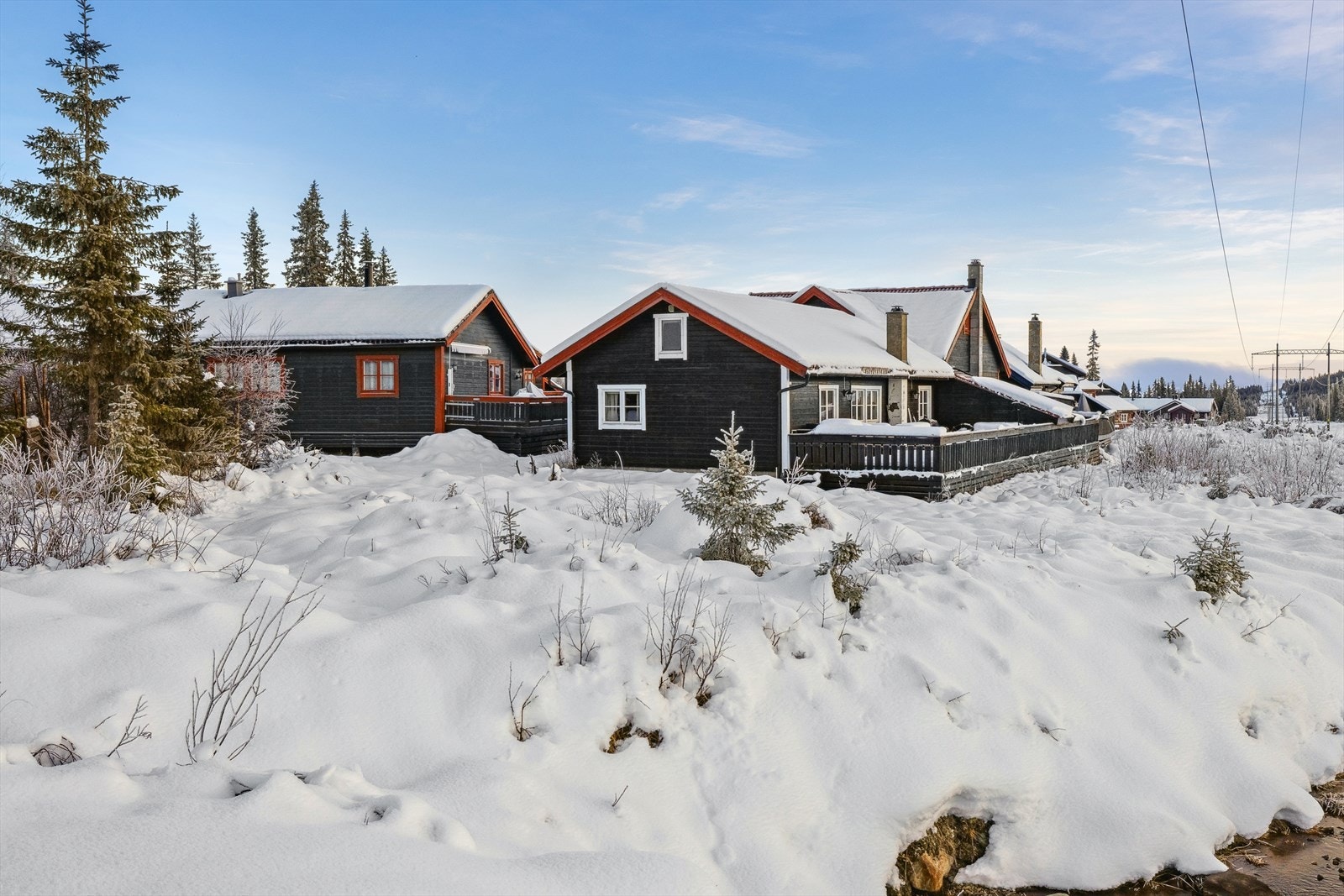 Fritidsboligen er beliggende i den sørlige delen av Fjellandsbyen. Hytta ligger kun 35 minutter fra Lillehammer og 2 timer og 30 minutter fra Oslo. Galleribilde
