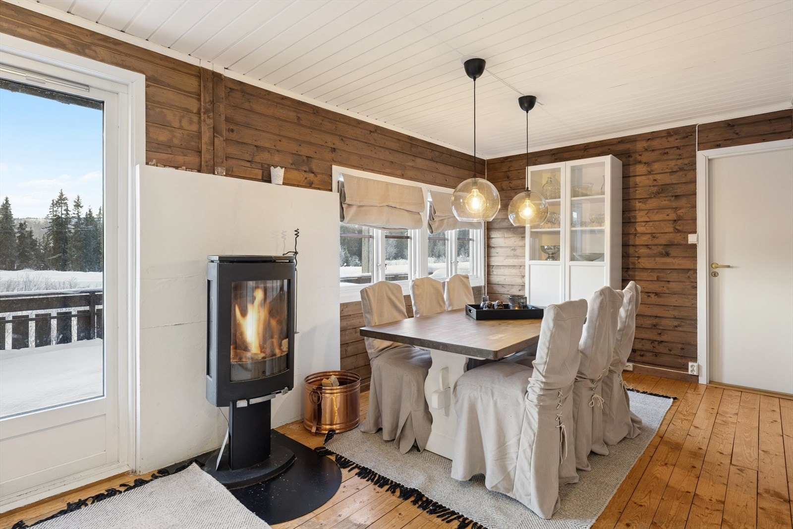 Moderne vedovn som gir effektiv og behagelig varme på kalde vinterdager, samtidig som den bidrar til en lun atmosfære og ekte, stemningsfull hyttestemning. Galleribilde