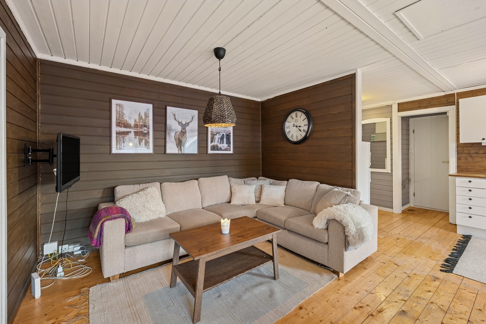 Åpen og innbydende stue med god plass til romslig sofagruppe og TV-løsning, og fine muligheter for både avslapning og sosialt samvær. Galleribilde