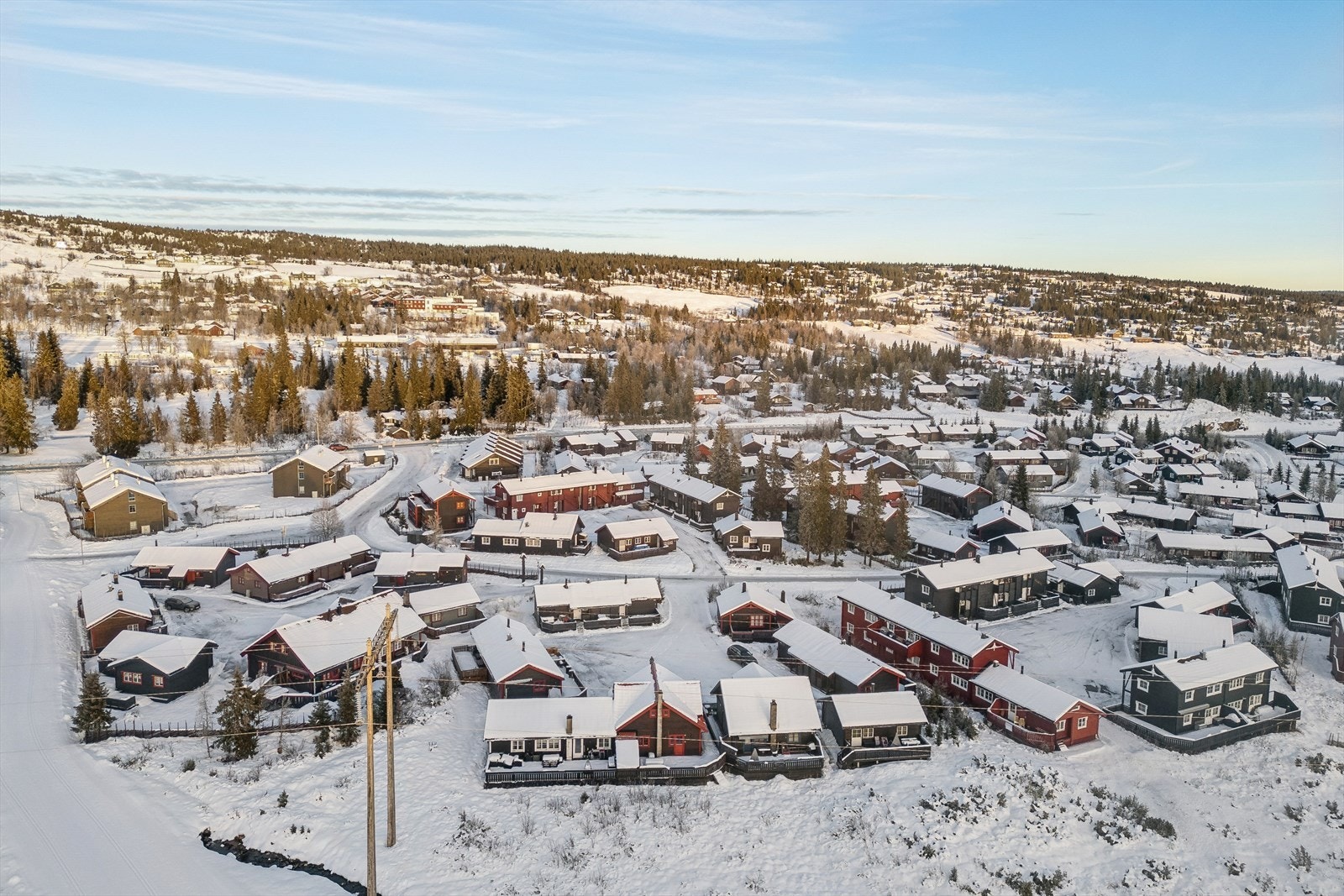 Hytta ligger i et veletablert hytteområde, med kort avstand til servicetilbud og dagligvarebutikker. Praktisk og komfortabelt for både hverdagsliv og ferieopphold. Galleribilde