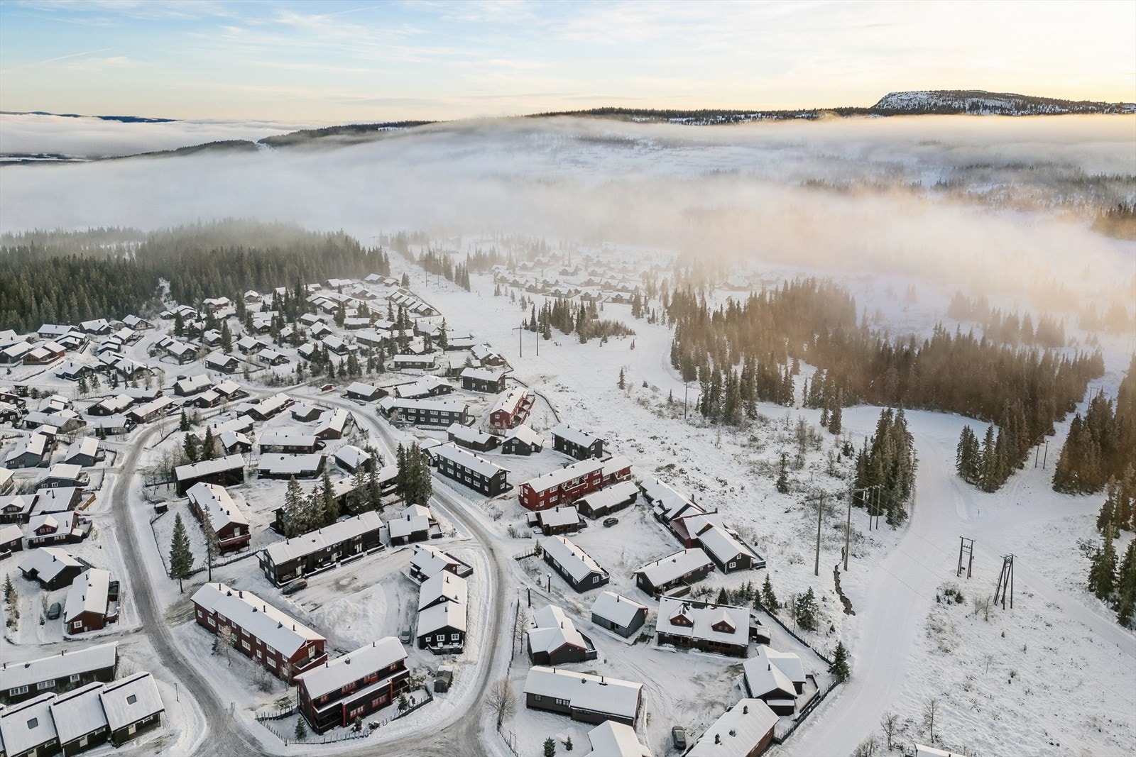 Hytta har direkte tilgang til langrennsløyper og ligger kun 8-9 minutters gange fra alpinbakken, noe som gjør det enkelt å nyte både ski- og vinteraktiviteter rett utenfor døren. Galleribilde