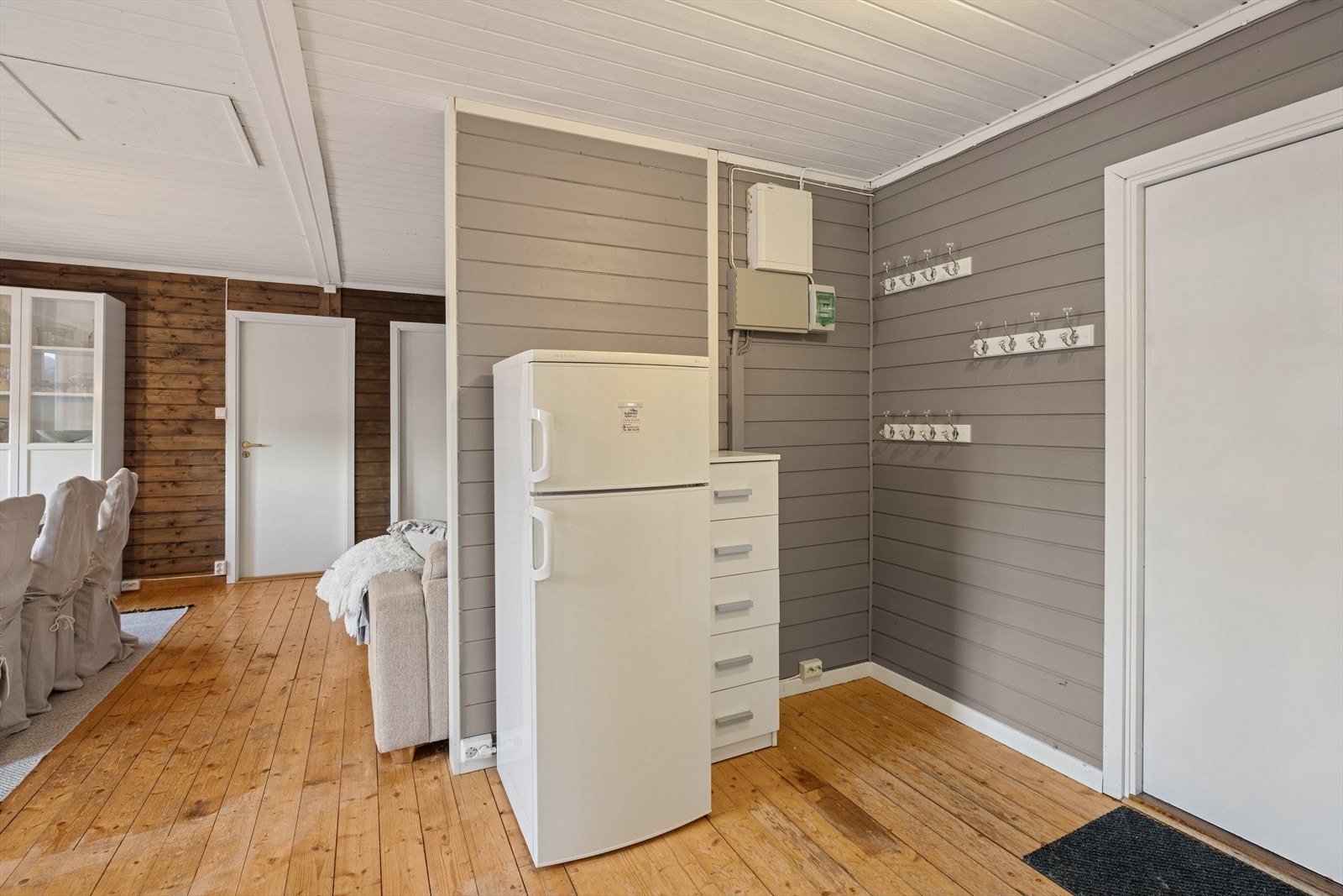 Hyttas oppvarming ivaretas av både elektriske panelovner og en koselig vedovn, som sammen sørger for en varm og behagelig atmosfære gjennom hele året. Galleribilde