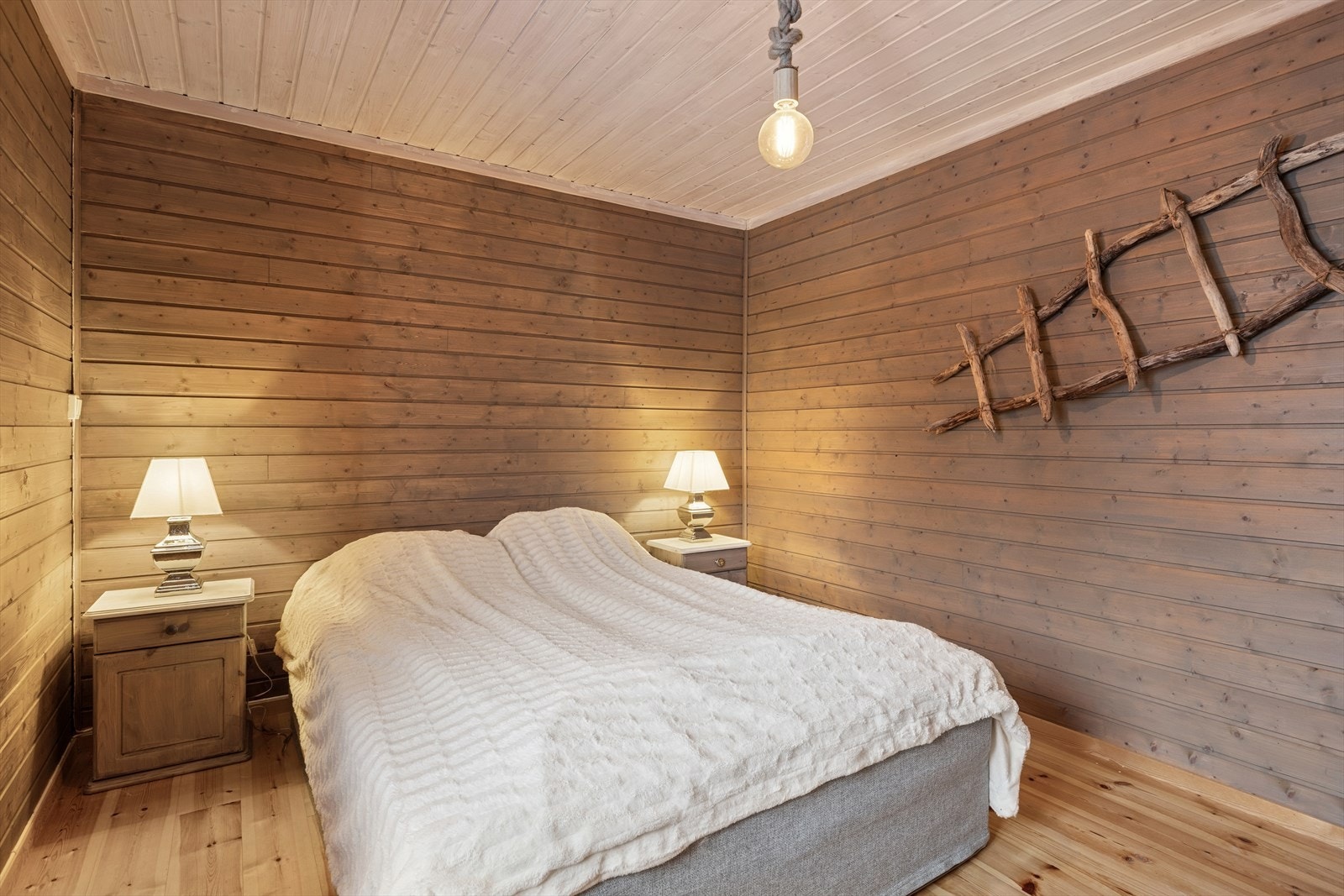 Romslig hovedsoverom med god plass til dobbeltseng og tilhørende møblement, og gode forutsetninger for en komfortabel og harmonisk sone for hvile Galleribilde