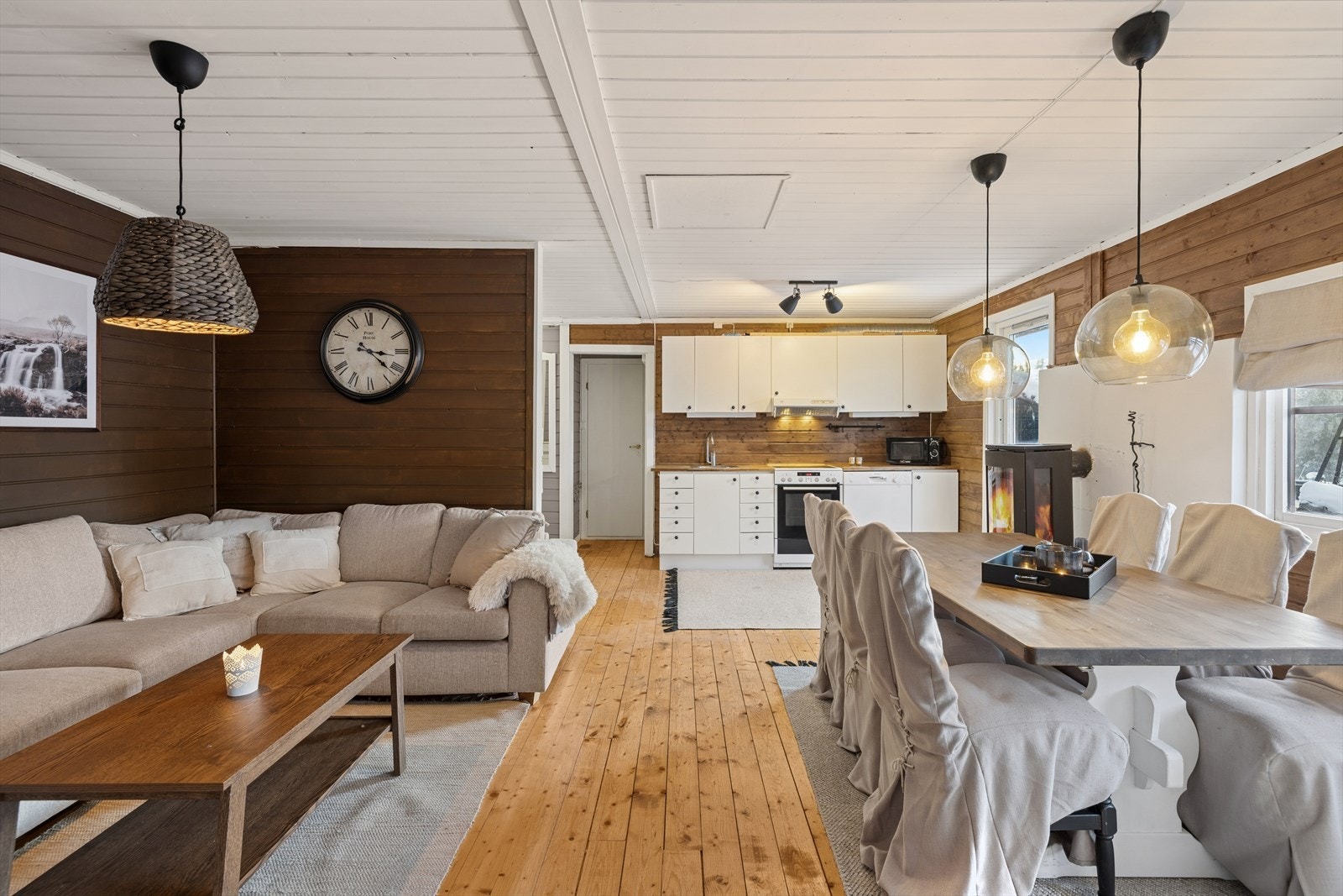 Den åpne løsningen gir en romslig og luftig atmosfære, ytterligere forsterket av store vindusflater som slipper inn rikelig med naturlig lys og skaper en lys og behagelig romfølelse. Galleribilde