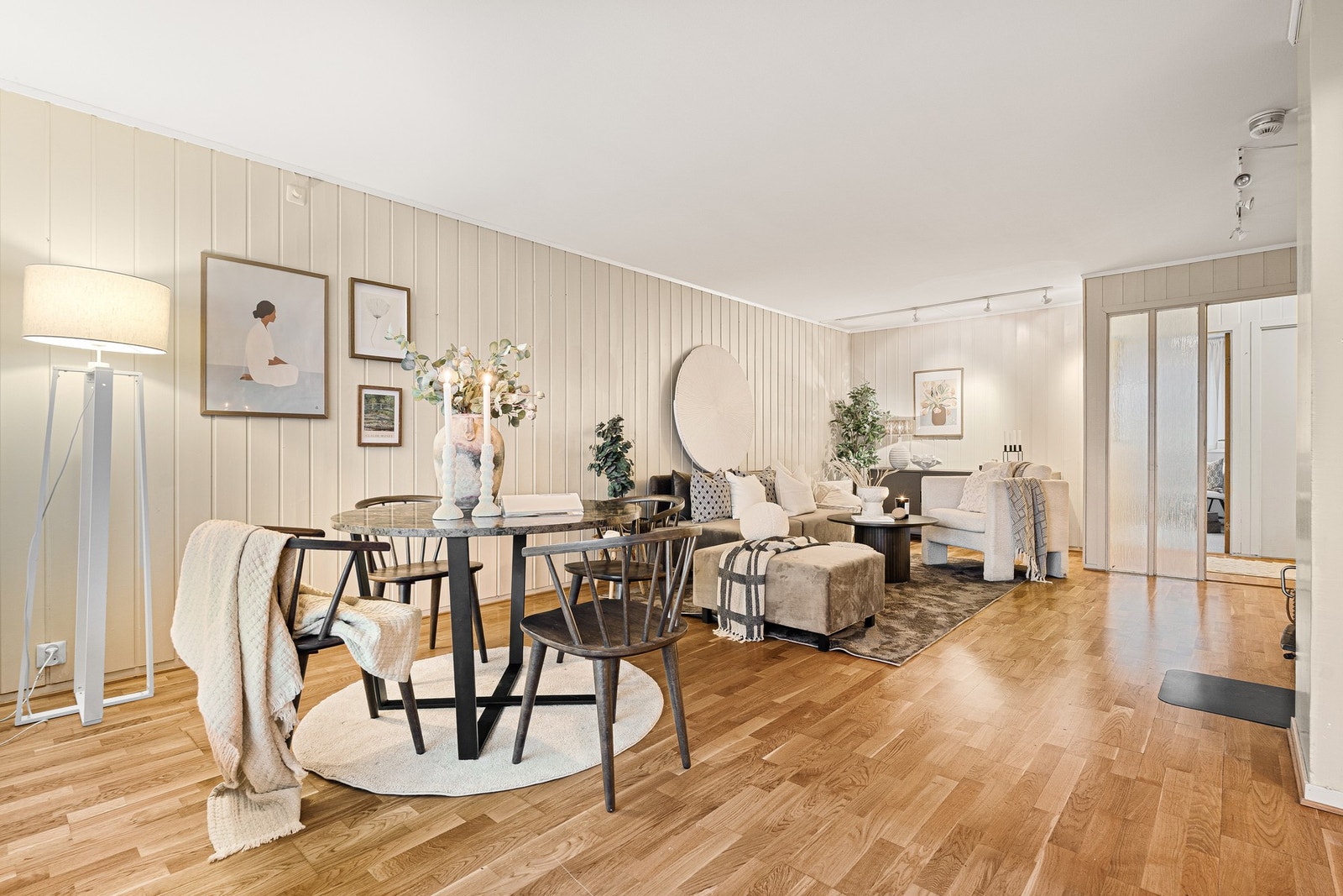 Mellom stue og kjøkken er det naturlig plassering for en koselig spisegruppe. Galleribilde