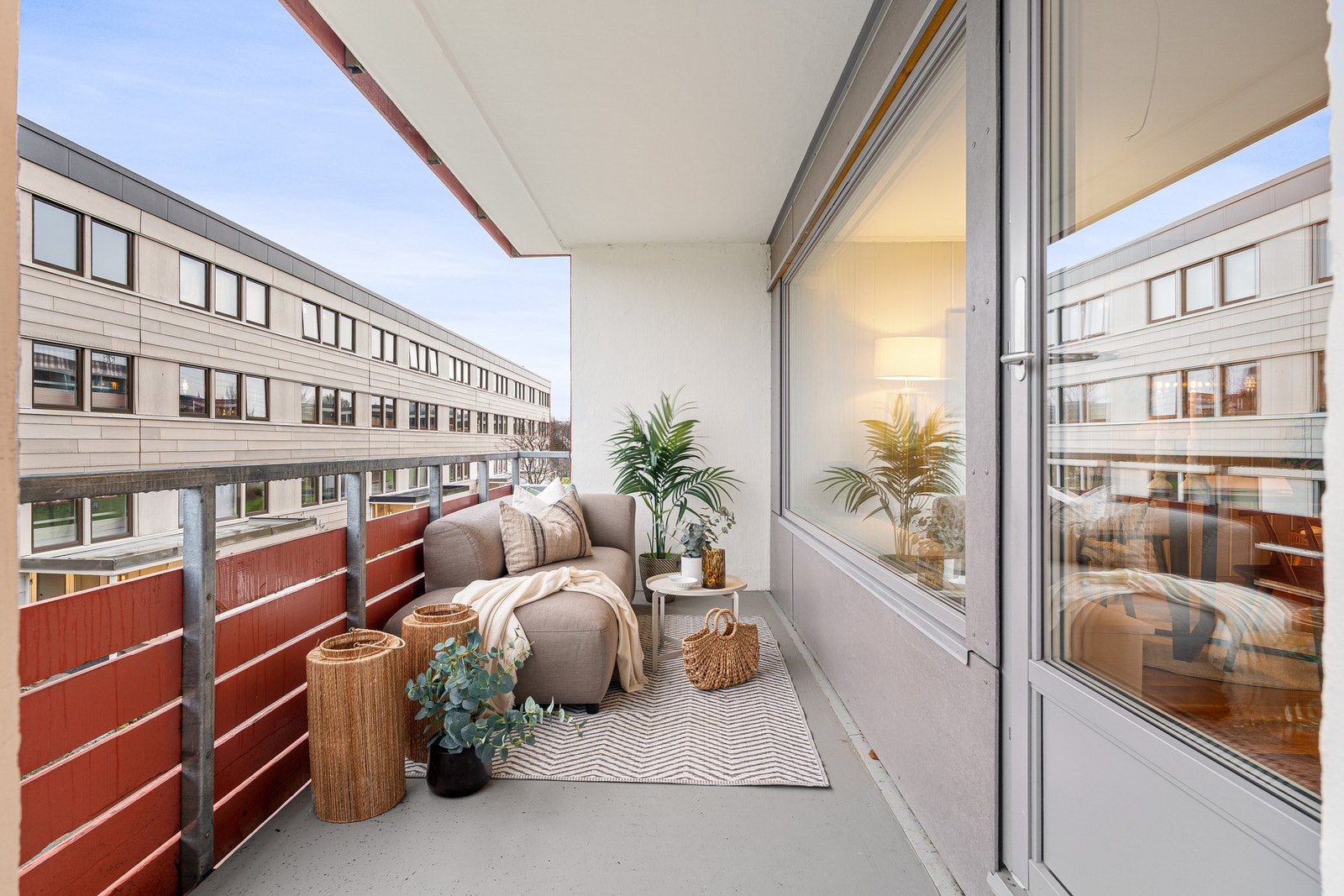 Leilighetens flotte balkong har utgang fra stuen. Galleribilde