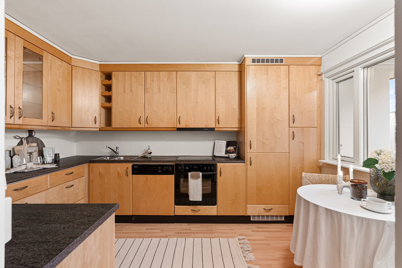 Kjøkkenet har integrerte hvitevarer som komfyr, kjøl/fryseskap, oppvaskmaskin. Galleribilde