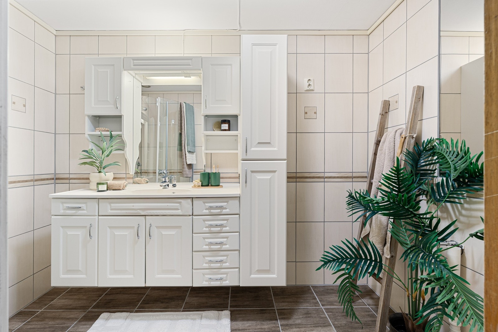 Flislagt baderom med varme i gulvet og opplegg for vaskemaskin. Galleribilde